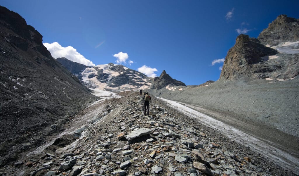 la moraine au milieu du haut glacier d'Arolla