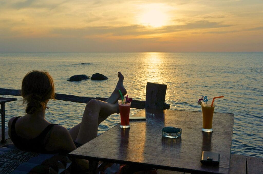 profiter du coucher de soleil en vacances à Koh Chang