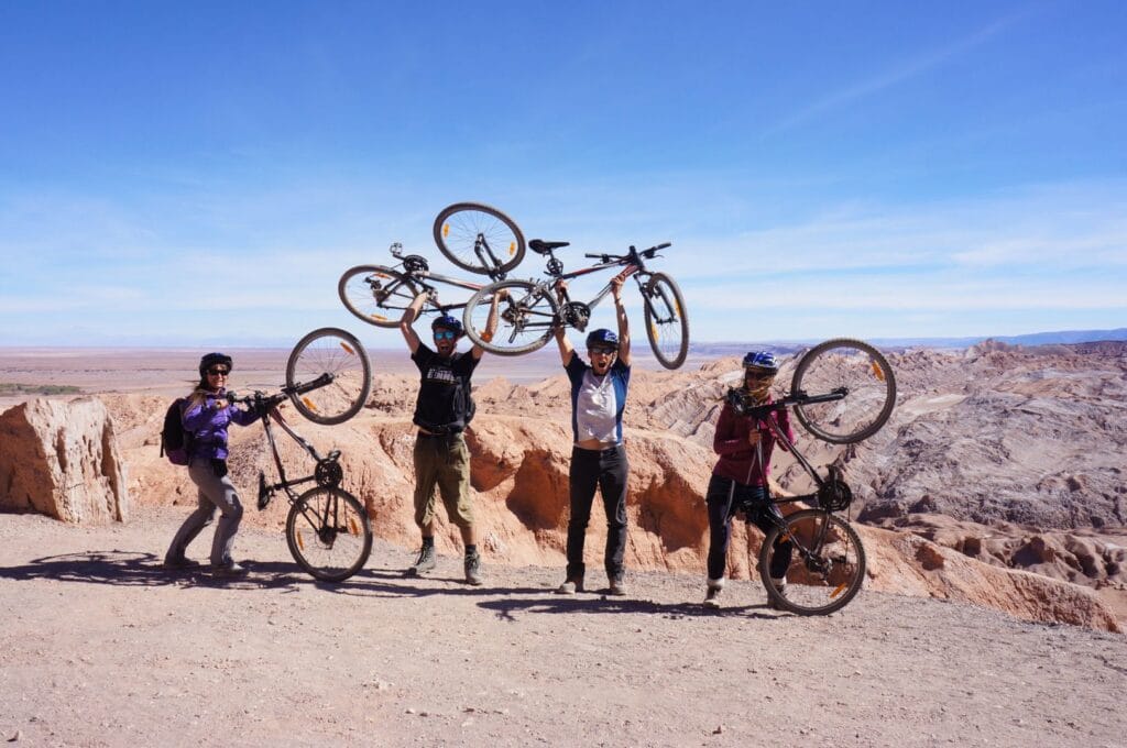 la valle de la Luna à vélo dans le désert d'Atacama