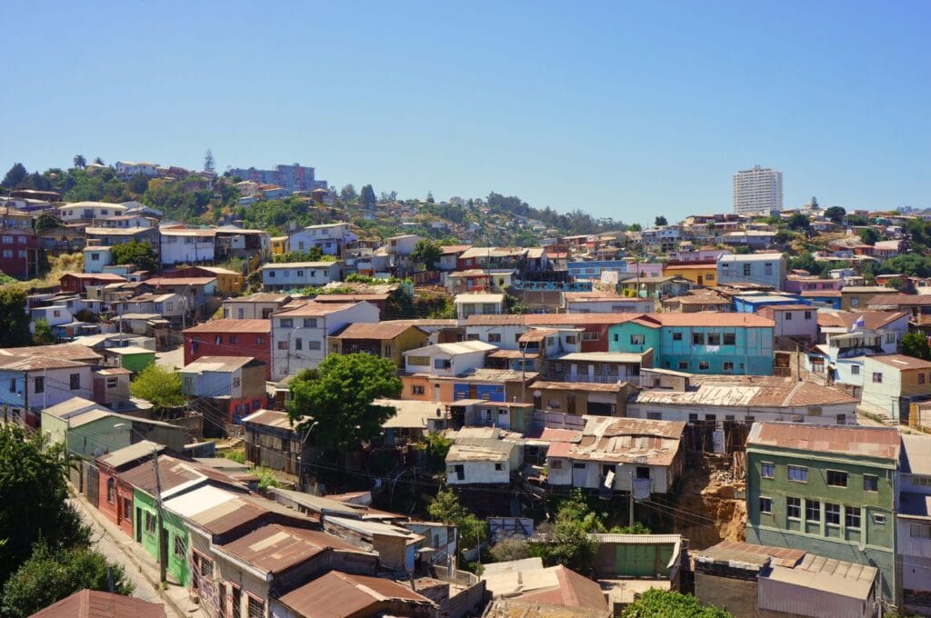 vue sur les maisons colorées de valparaiso au Chili