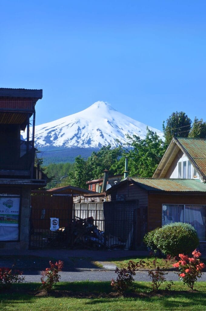 le volcan villarrica depuis une rue de Pucón