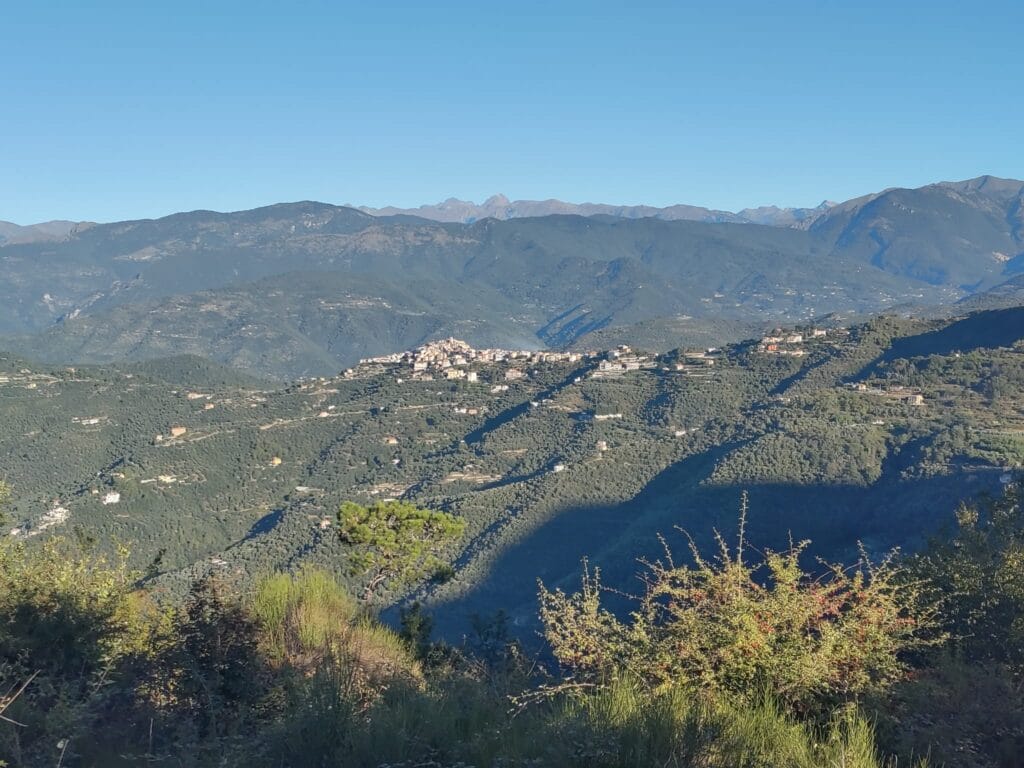 la vue sur les villages en redescendant