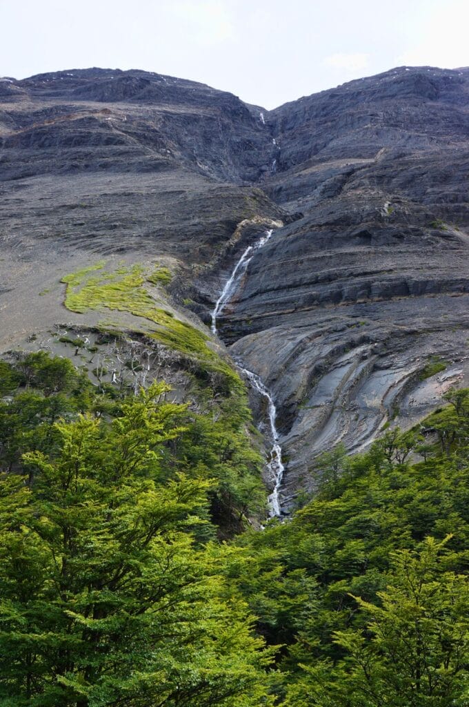 Cascade du Rio Bader entre les Cuernos del Paine