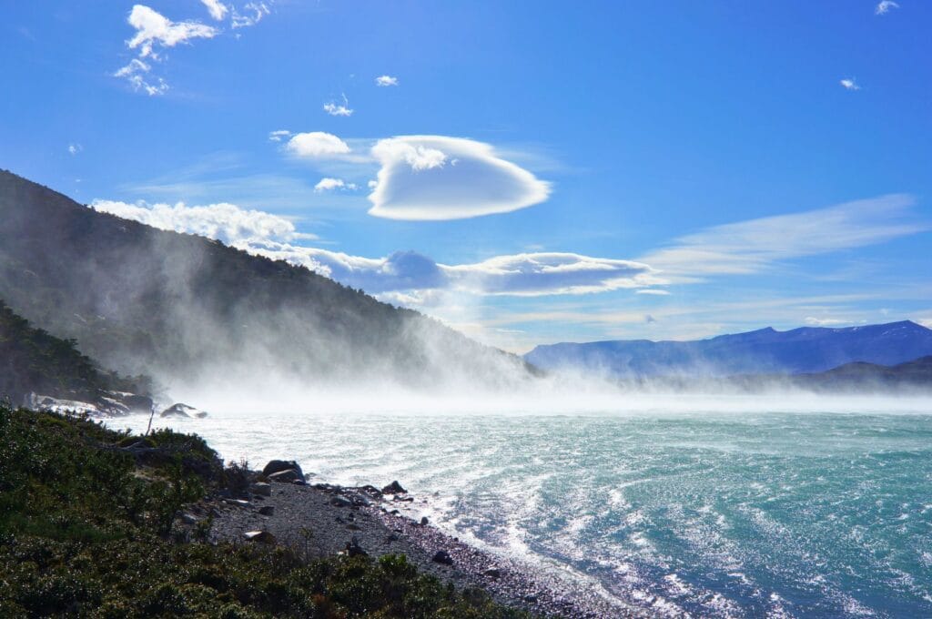 le vent souffle sur le lac