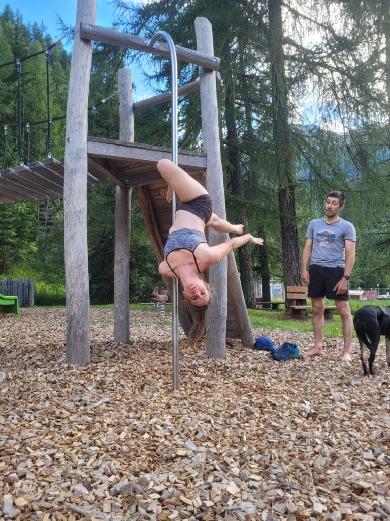 Giulia à la pole dance