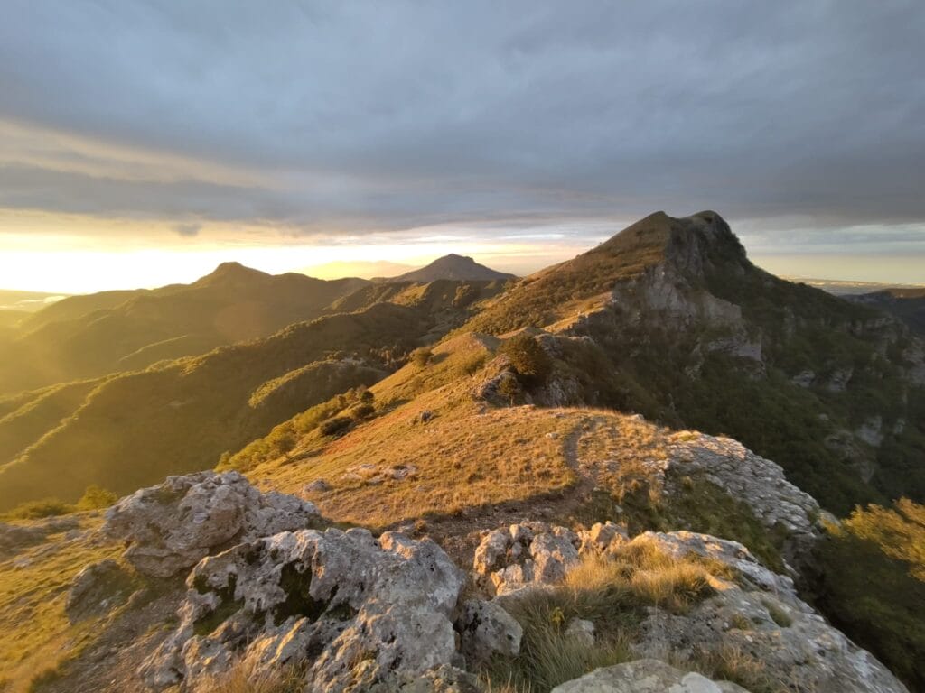 arrête au lever de soleil sur le Monte Nona