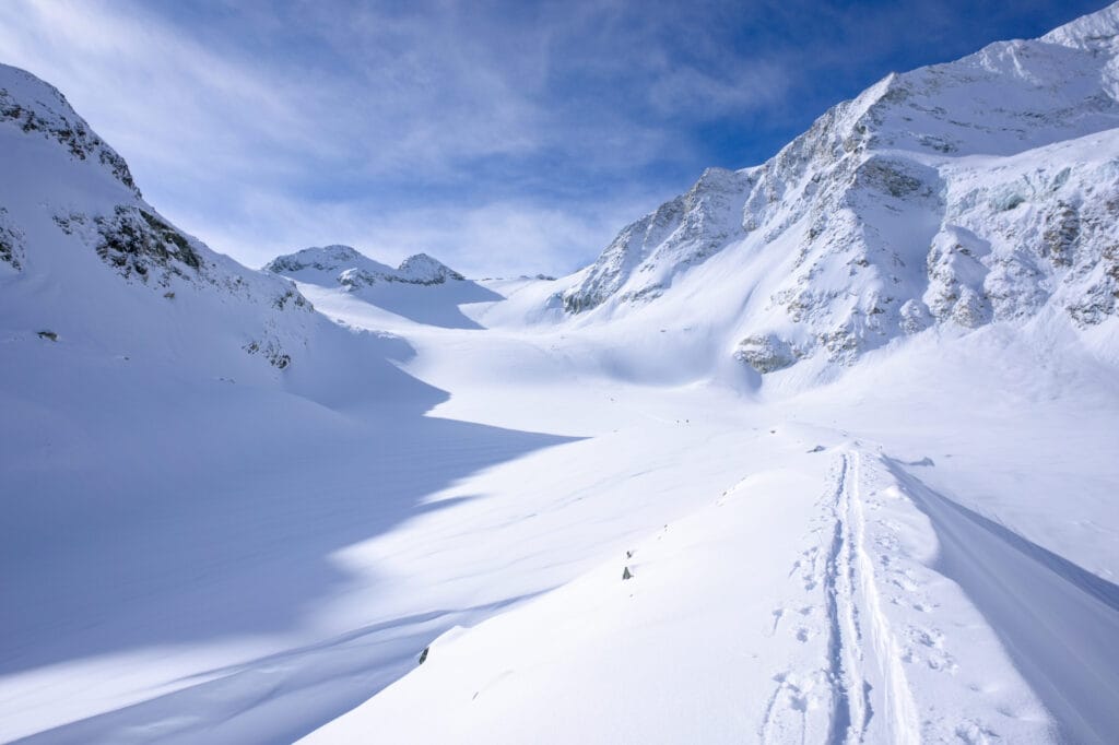 Le magnifique glacier de Pièce avec la cabane des Vignettes au fond