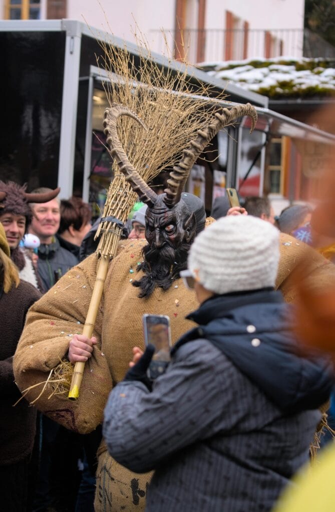 empaillé evolène avec balais