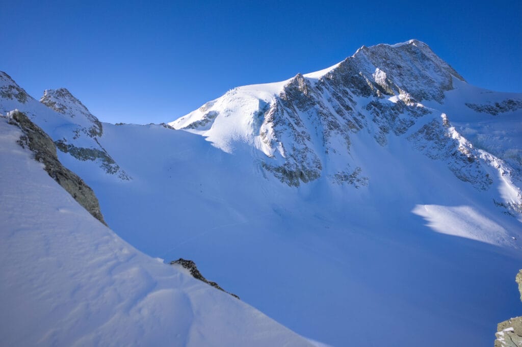 Vue sur le Pigne d'Arolla depuis la brèche du couloir N-E Serre de Vuibé