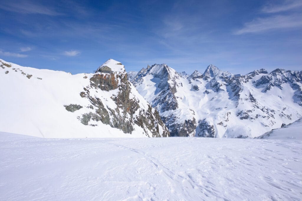 Au-dessus de l'entrée du couloir de la cabane des Vignettes: à droite des rochers ou à gauche sous la cabane