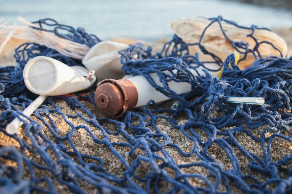 déchets en plastique et de pêche sur le sable