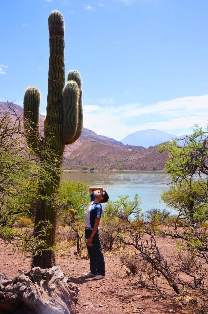 Benoit et un cactus devant la lagune de Brealito