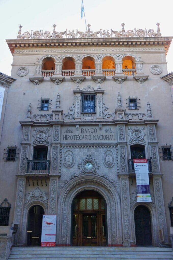 la façade de la banque au coin de la place de l'indépendance de Mendoza