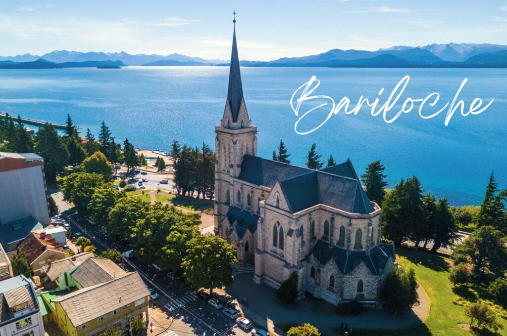 vue aérienne de la cathédrale de Bariloche et du lac Nahuel Huapi