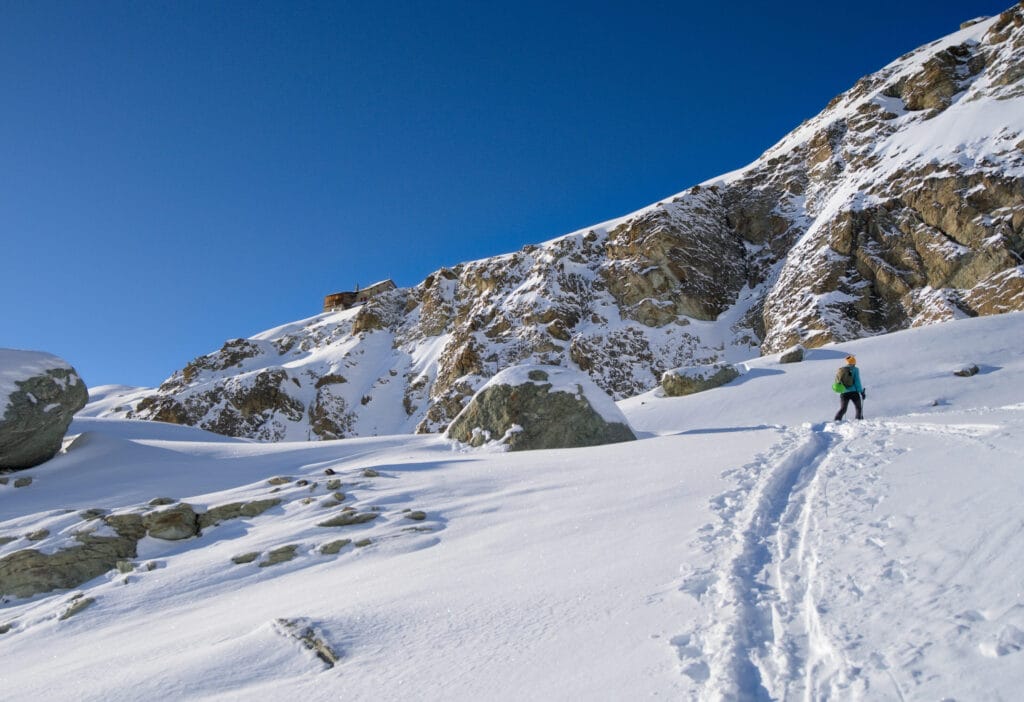 on arrive à la cabane des aiguilles rouges en ski de rando