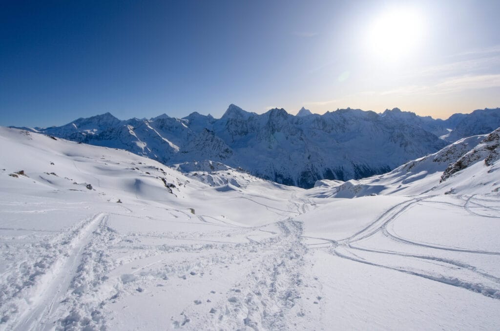 en arrivant au col de Darbonneire avec la cabane des Aiguilles rouges en contrebas