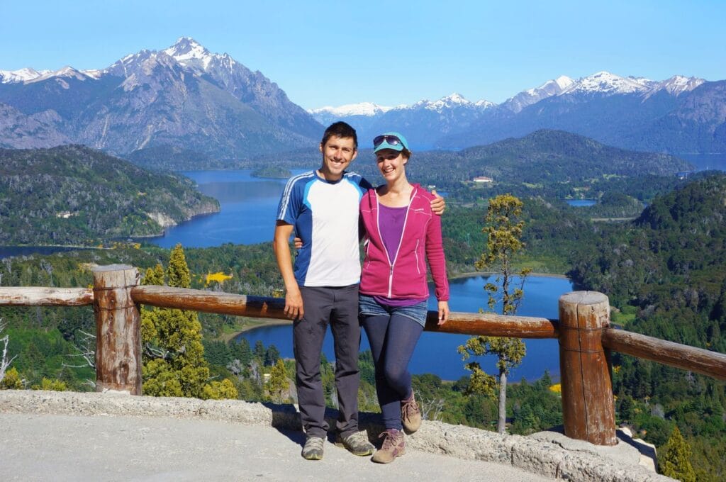 Fabienne et Benoit devant les lacs et le massif enneigé