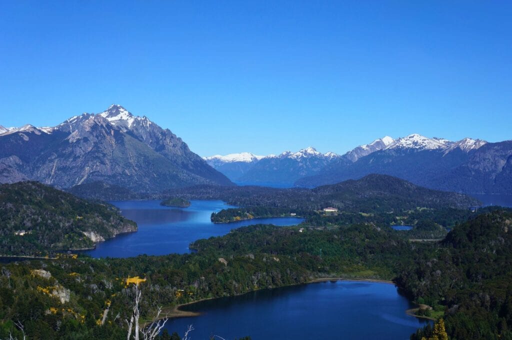 lacs bleus et sommets enneigés depuis le cerro llao llao