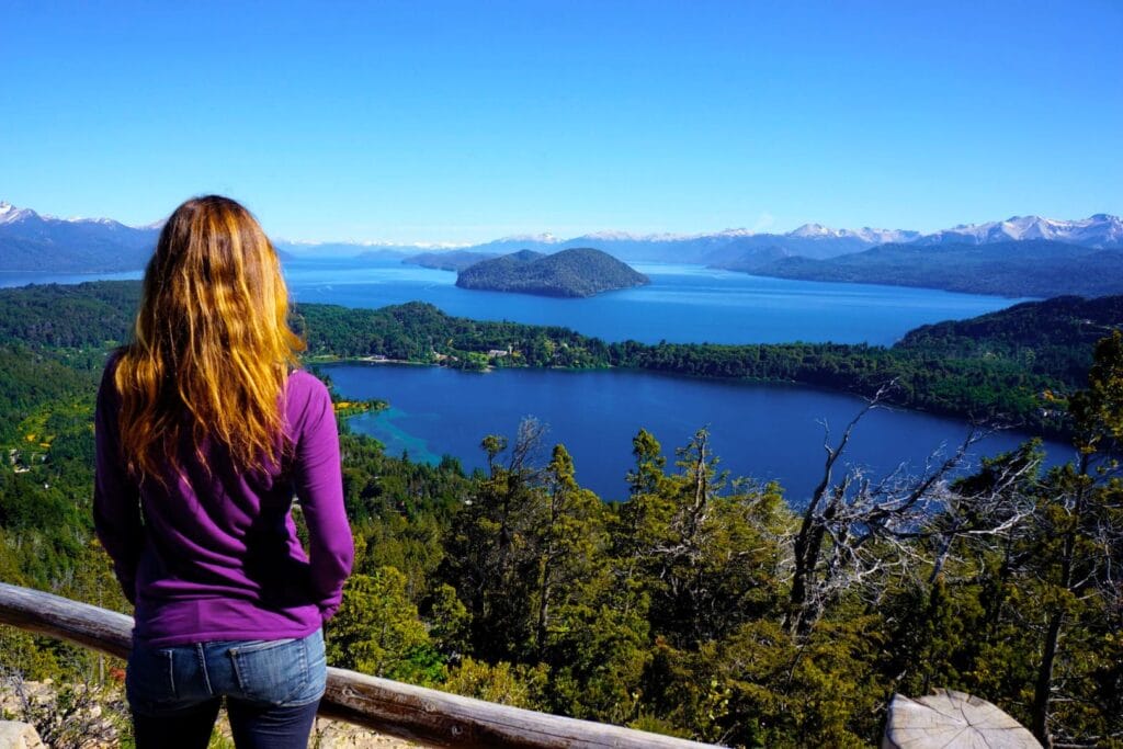 vue sur le lac bleu Nahuel Huapi depuis le mirador du cerro campanario à Bariloche