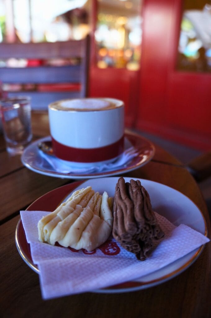 chocolate en rama, a kind of folded chocolate sheet, a Bariloche speciality