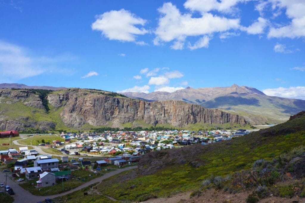 Vue depuis le cerro El Paredón sur le village El Chalten en Patagonie argentine