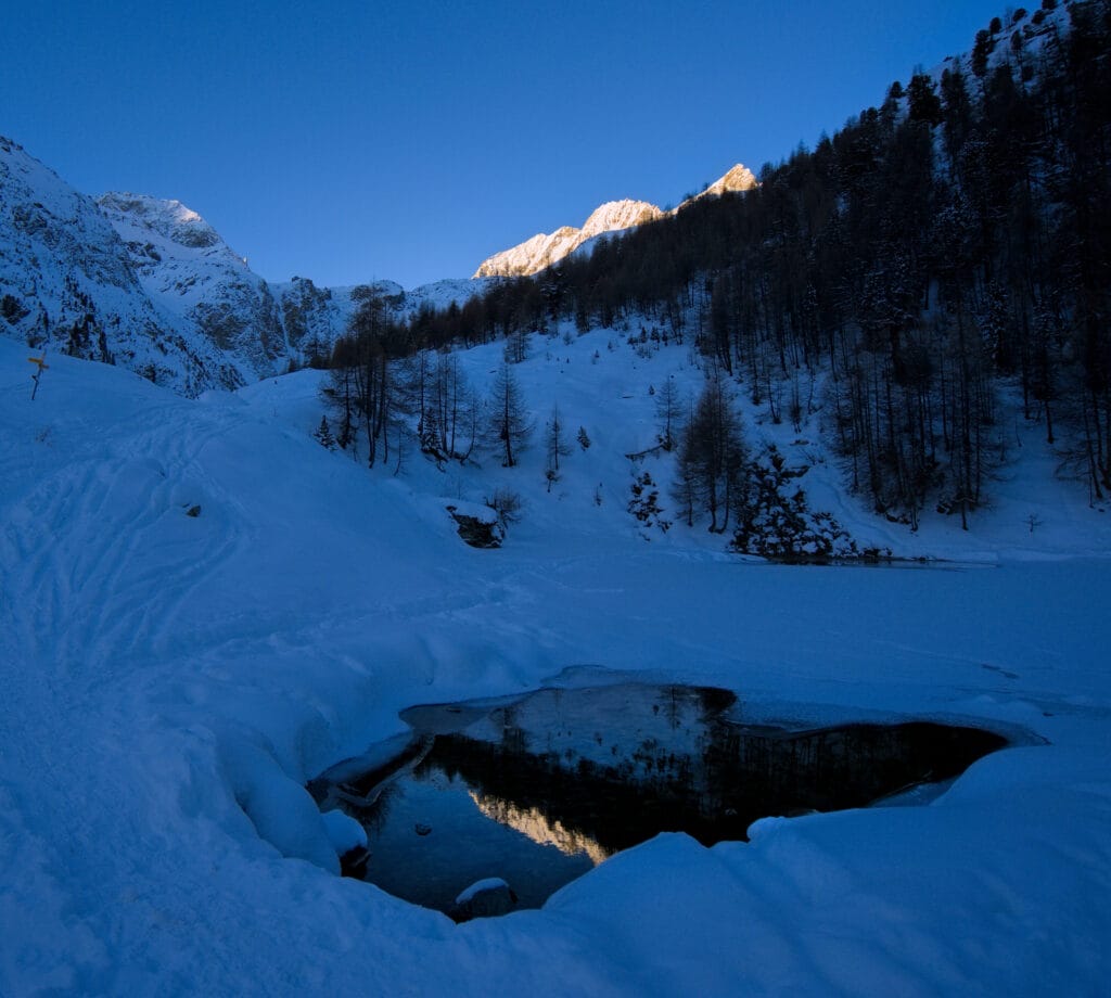 lac bleu d'Arolla en montant à la pointe de Vouasson en hiver