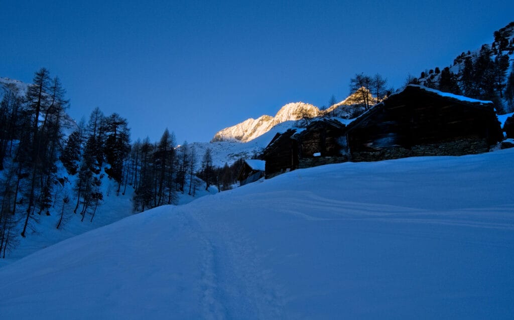 le hameau du Louché et les aiguilles rouges en toile de fond