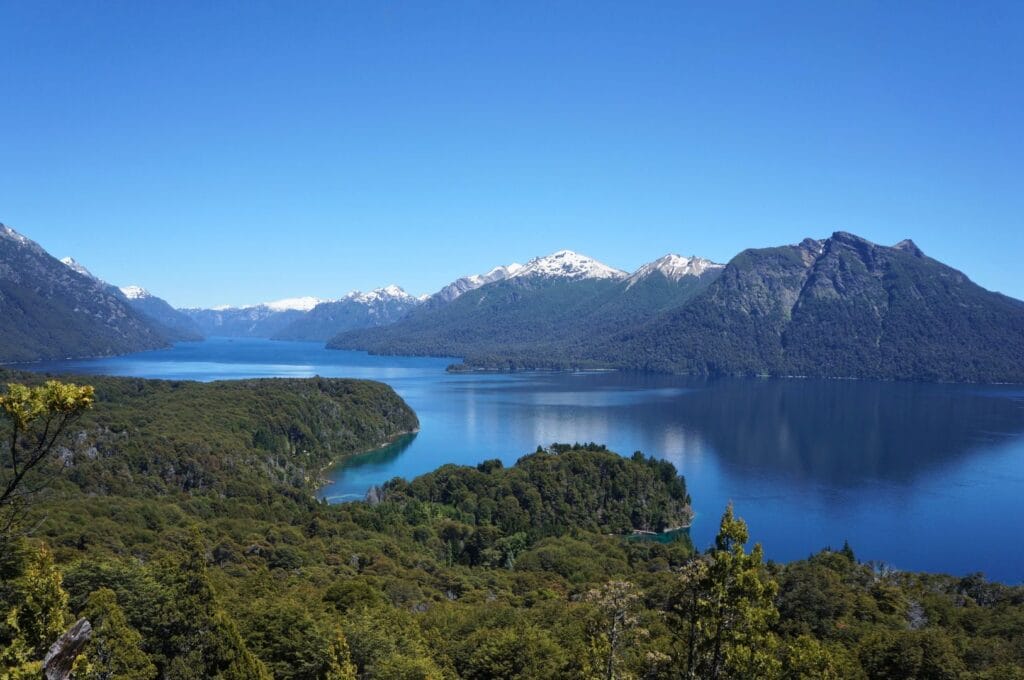 vue sur le lac Nahuel Huapi et les montagnes enneigées depuis le sommet du cerro llao llao