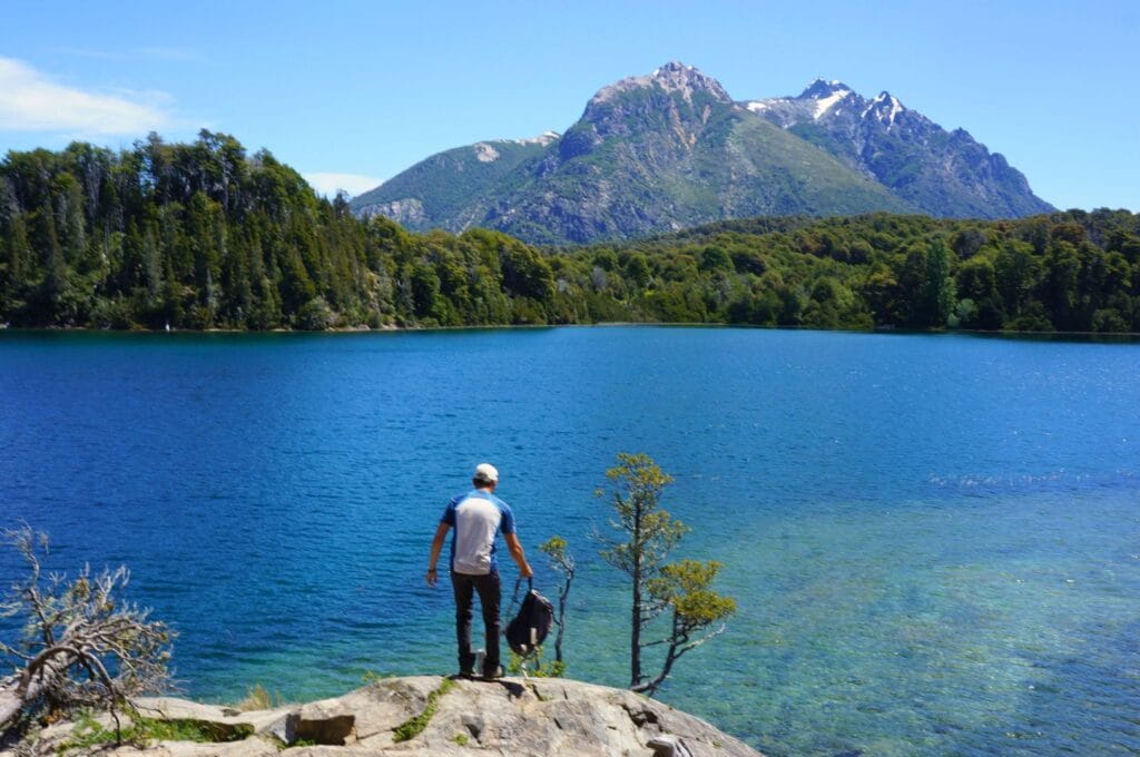 vue sur le lac bleu turquoise Nahuel Huapi et le cerro Capilla depuis la péninsulte llao llao