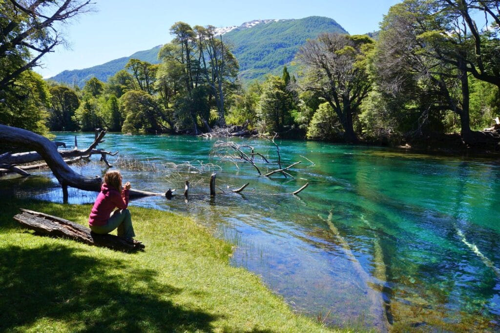 Fabienne au bord de la rivière dans le parc Nahuel Huapi