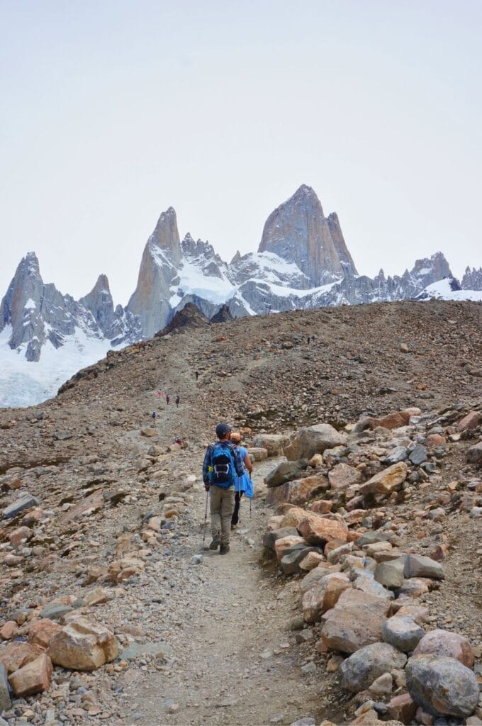 dernière montée dans les cailloux pour atteindre la laguna de los tres