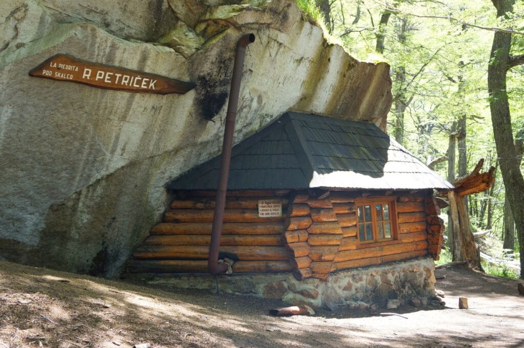 refuge petricek, un refuge encastré dans la roche sur le sentier de randonnée du refuge frey