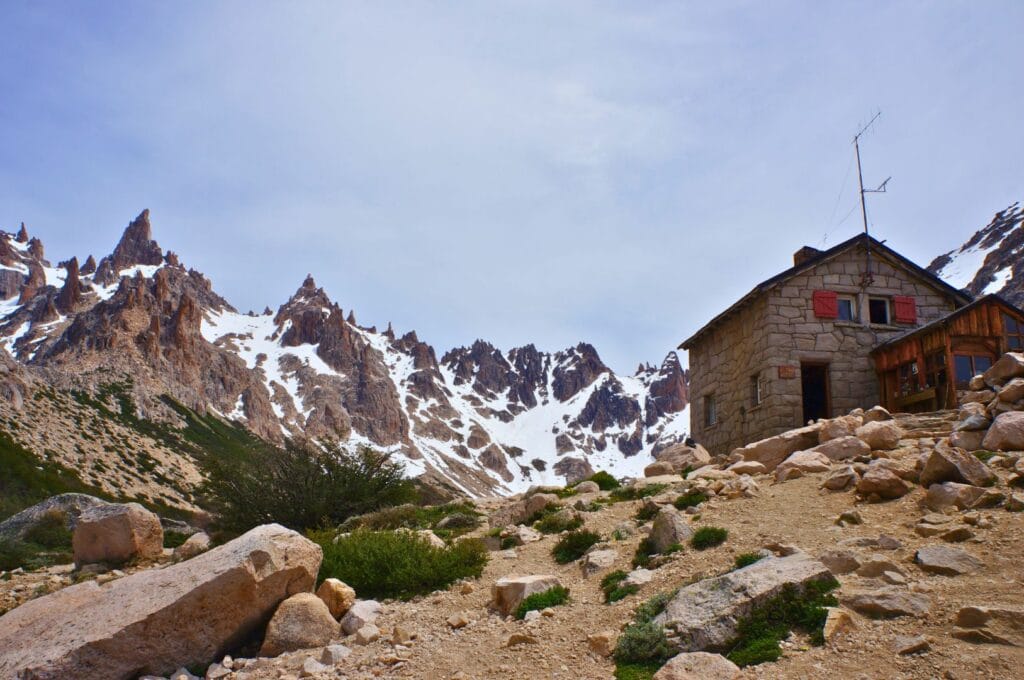 le refuge Frey devant les montagnes enneigées