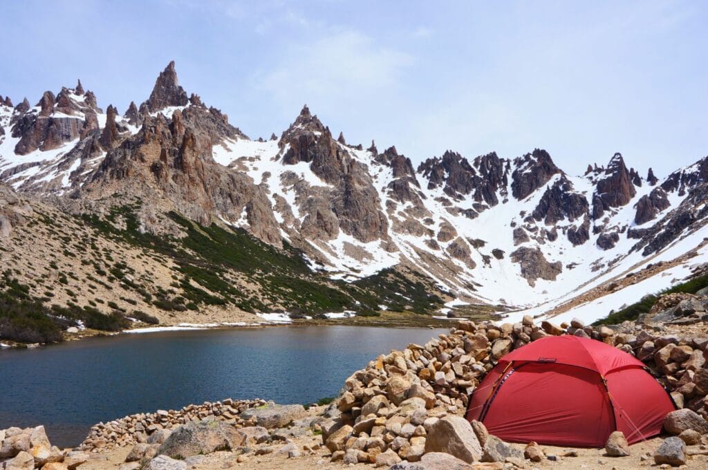 lagune tonchek entourée du massif