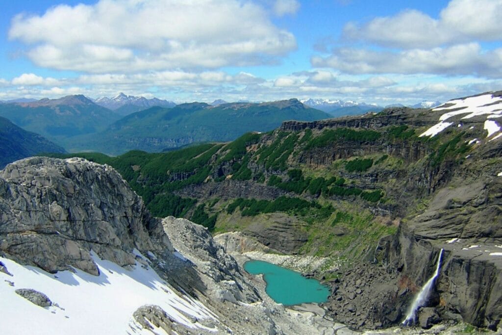 vue sur une lagune turquoise et les Andes depuis le sentier entre le Refugio Otto Meiling et le refugio Agostino Rocca