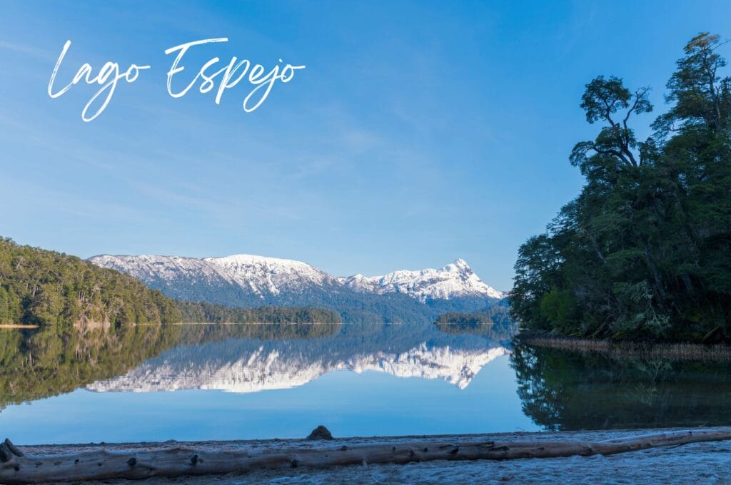 lac espejo sur la route des 7 lacs, où se reflète les sommets enneigés