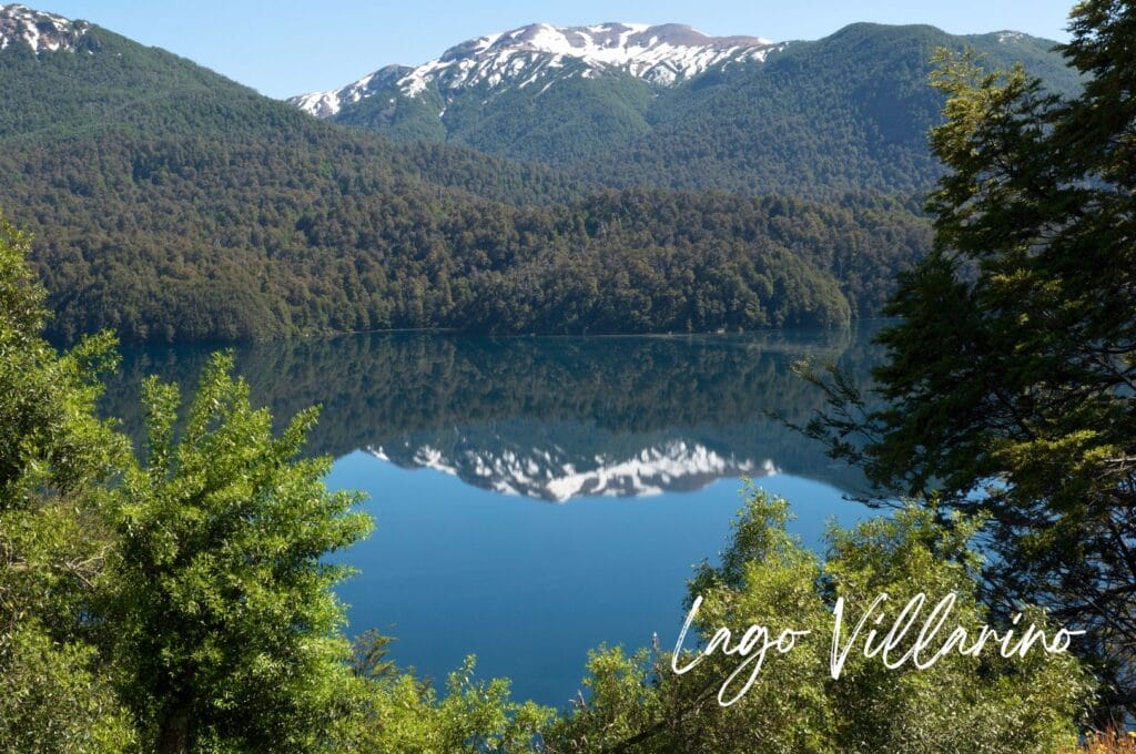 lac villarino sur la route des 7 lacs avec le reflet des montagnes enneigées