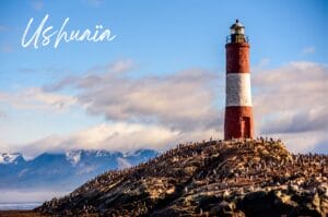 le phare rouge et blanc au large d'Ushuaïa