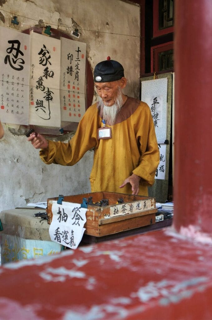 vieil homme chinois faisant une démonstration de calligraphie chinoise