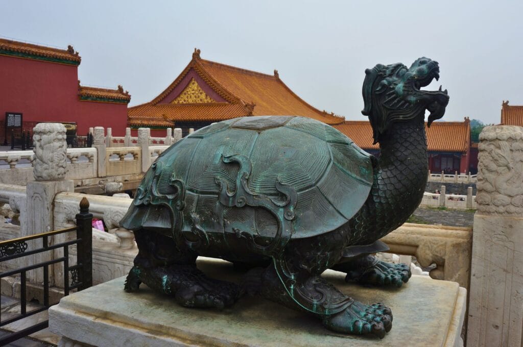 sculpture d'une tortue avec une tête de dragon dans la cité interdite