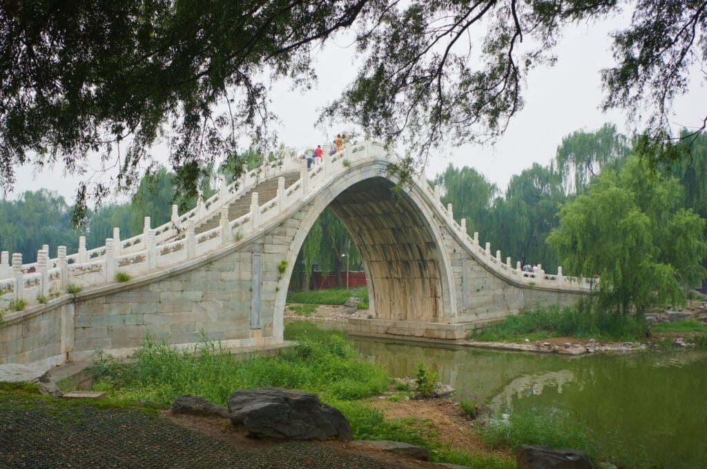 pont en briques blanches dans le jardin du palais d'été à Pékin