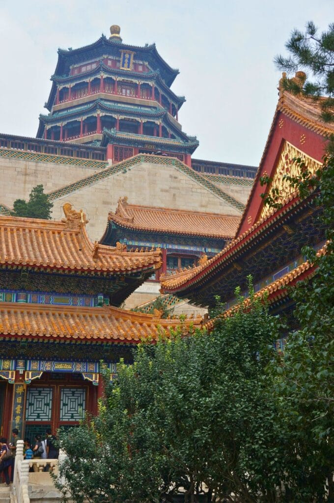 vue en contre plongée du temple du palais d'été