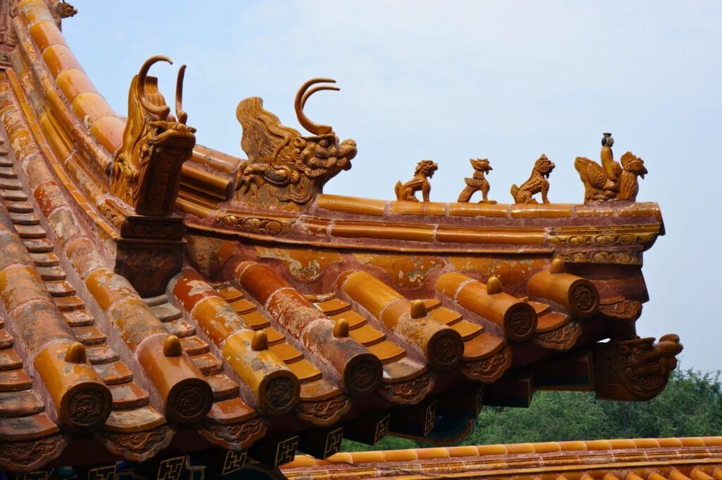 détails sculptés d'un toit d'un temple à Pékin