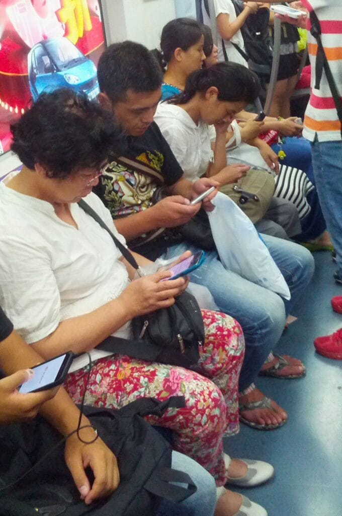 chinois sur leur téléphone dans le métro