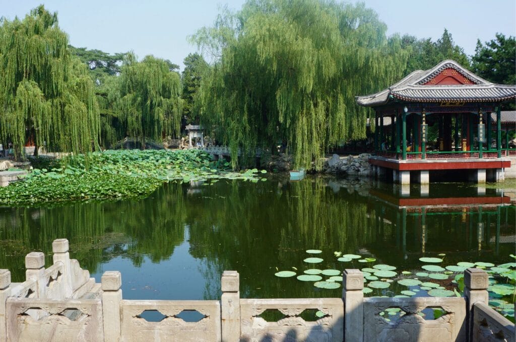 Vue sur un lac et un temple dans le parc du palais d'été