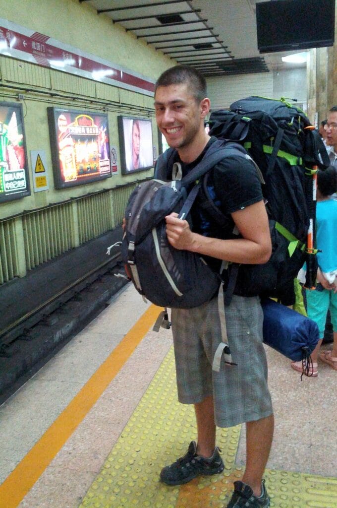 Benoit et ses backpacks en attendant le métro à Pékin