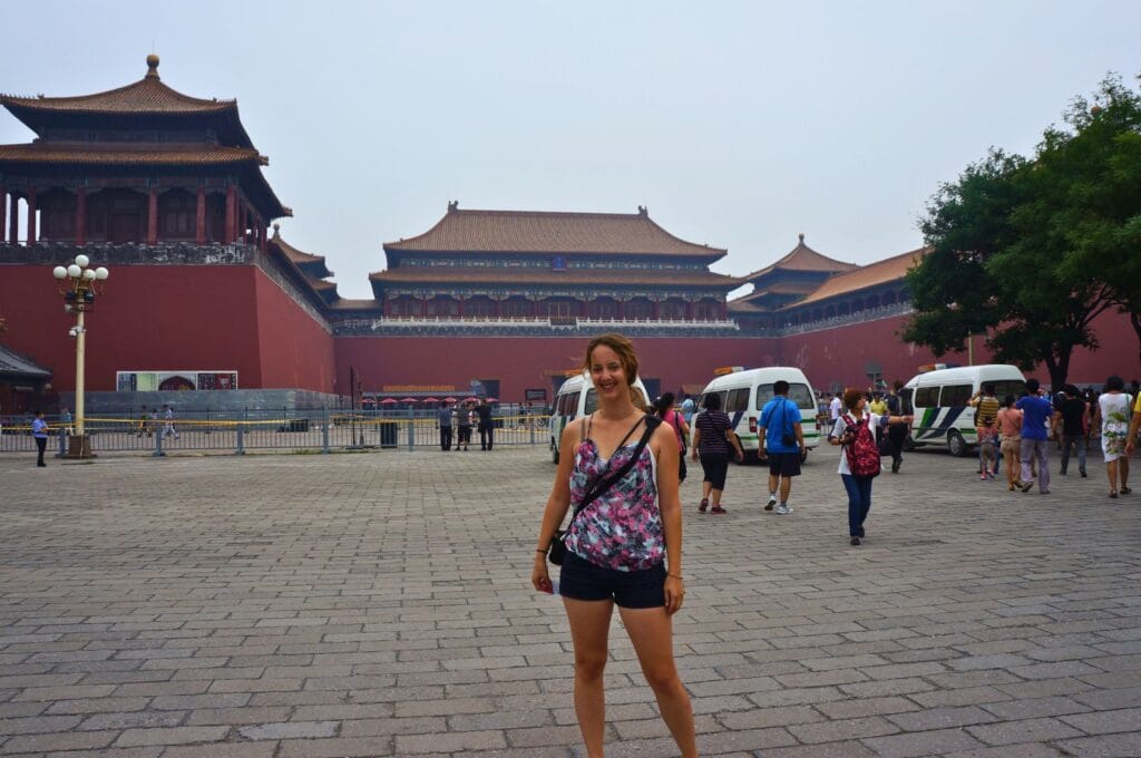 fabienne sur la place tiananmen à Pékin